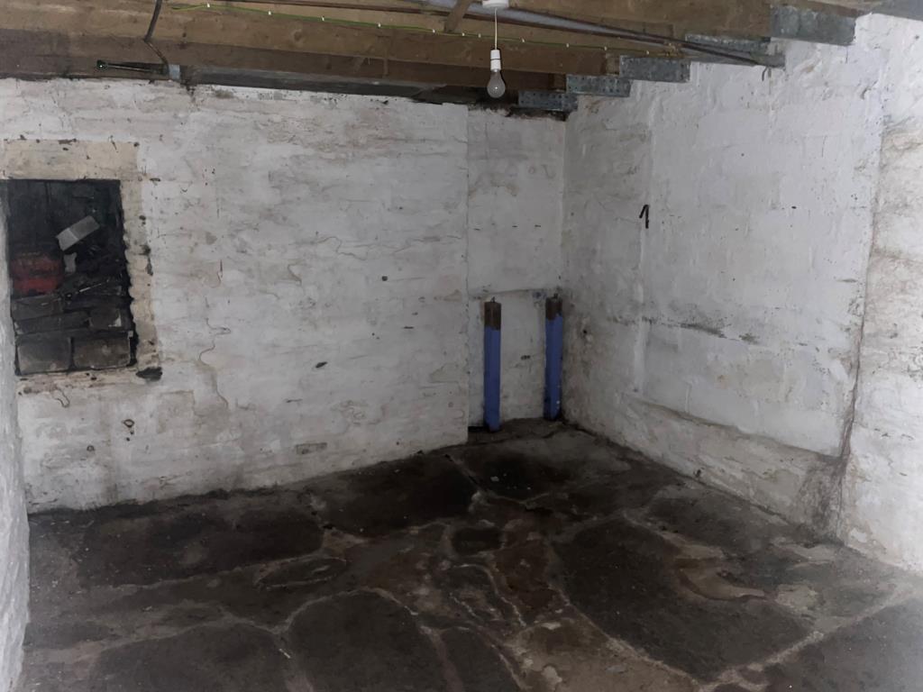 Lot: 6 - HOUSE FOR IMPROVEMENT - Basement room